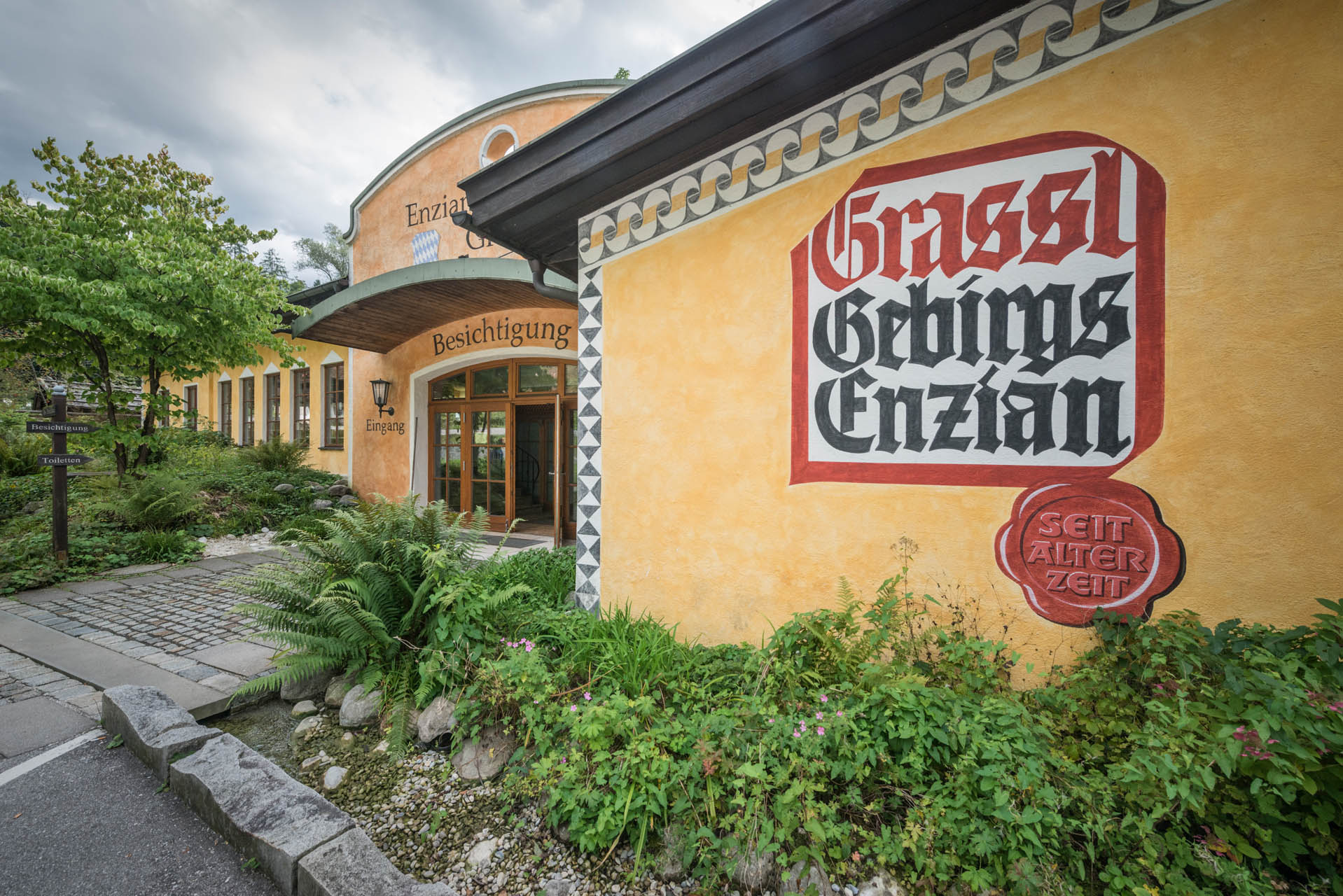 Alpen-Hotel-Fischer-in-Berchtesgaden-Ausflugsziele-Enzianbrennerei-Grassl-Aussenansicht