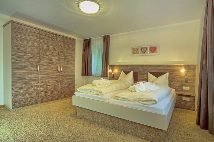 Bildergalerie 29 Alpenhotel Fischer, Ferienwohnung Watzmannblick, Schlafzimmer