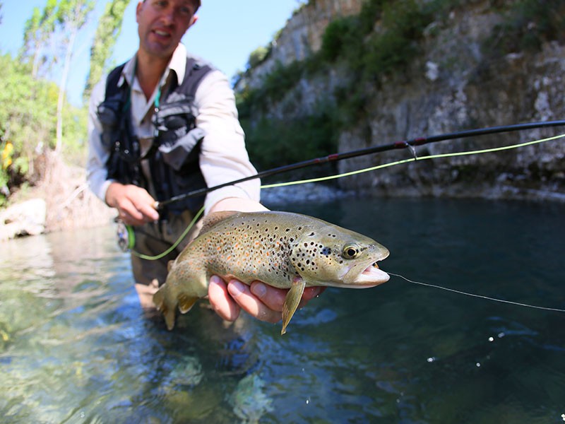 alpenhotel fischer angler mit fisch