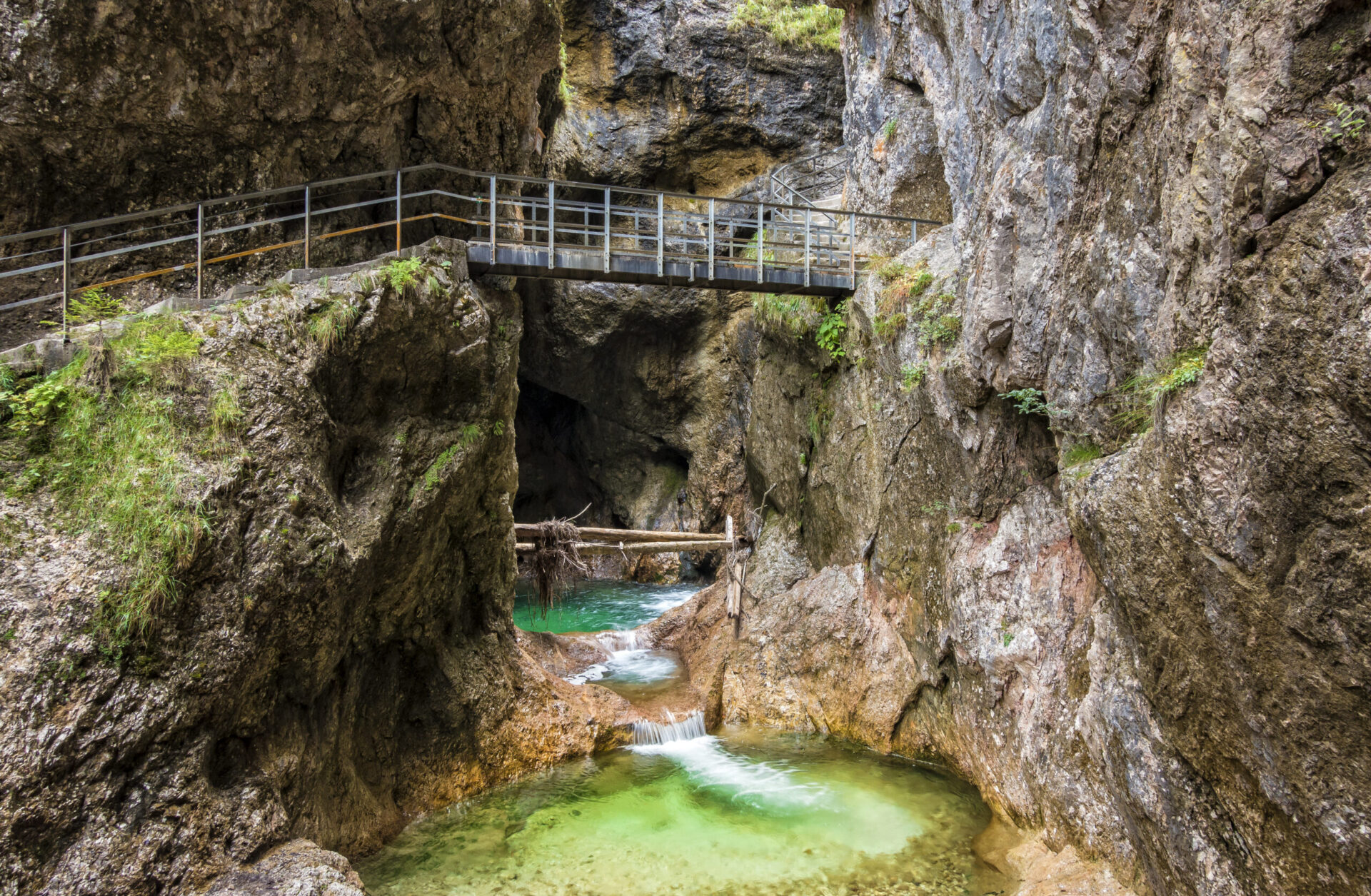 Almbachklamm & Kugelmühle 1 alpenhotel fischer berchtesgaden almbachklamm steg spuno adobestock 91872031