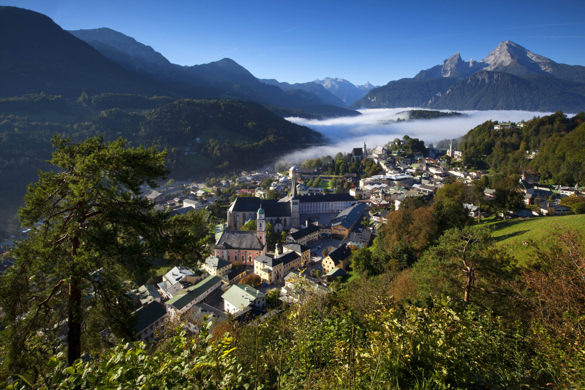 Alpenhotel Fischer, Berchtesgaden, Blick auf Markt Berchtesgaden im Nebel