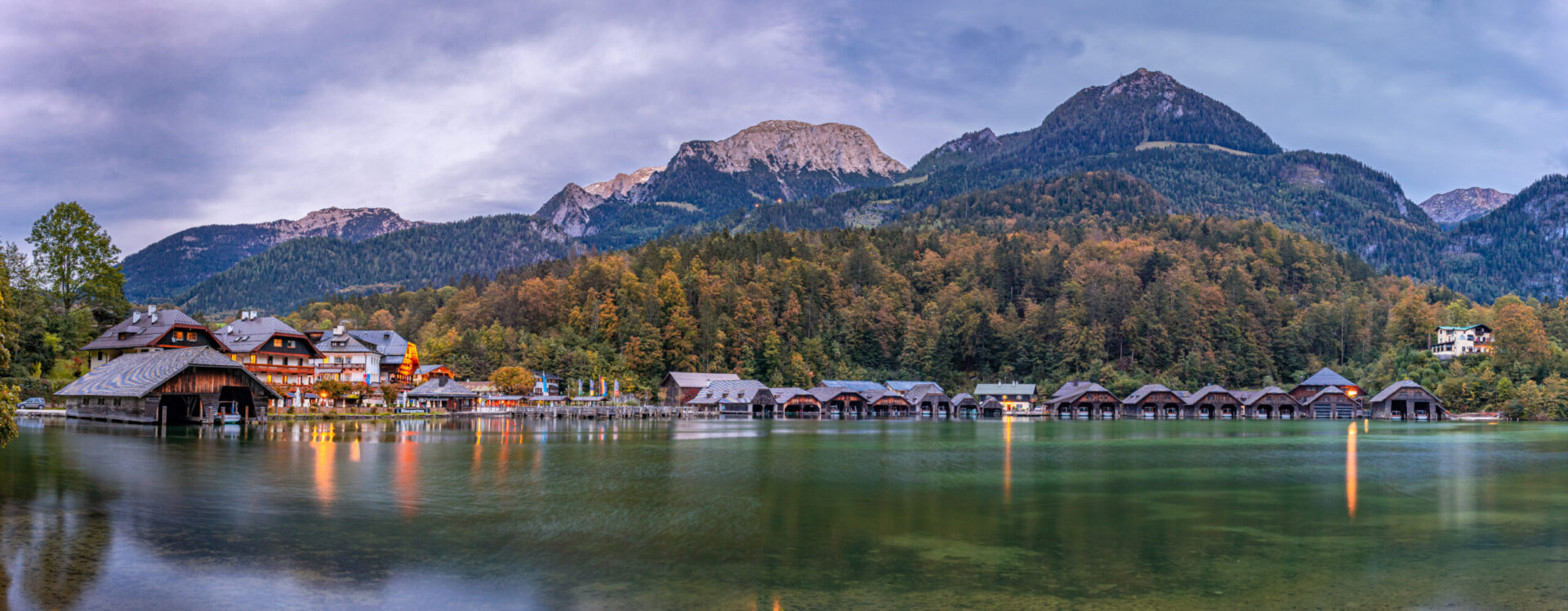 alpenhotel fischer berchtesgaden koenigssee blick auf bootshauser in der daemmerung marcus retkowietz adobestock 386191967