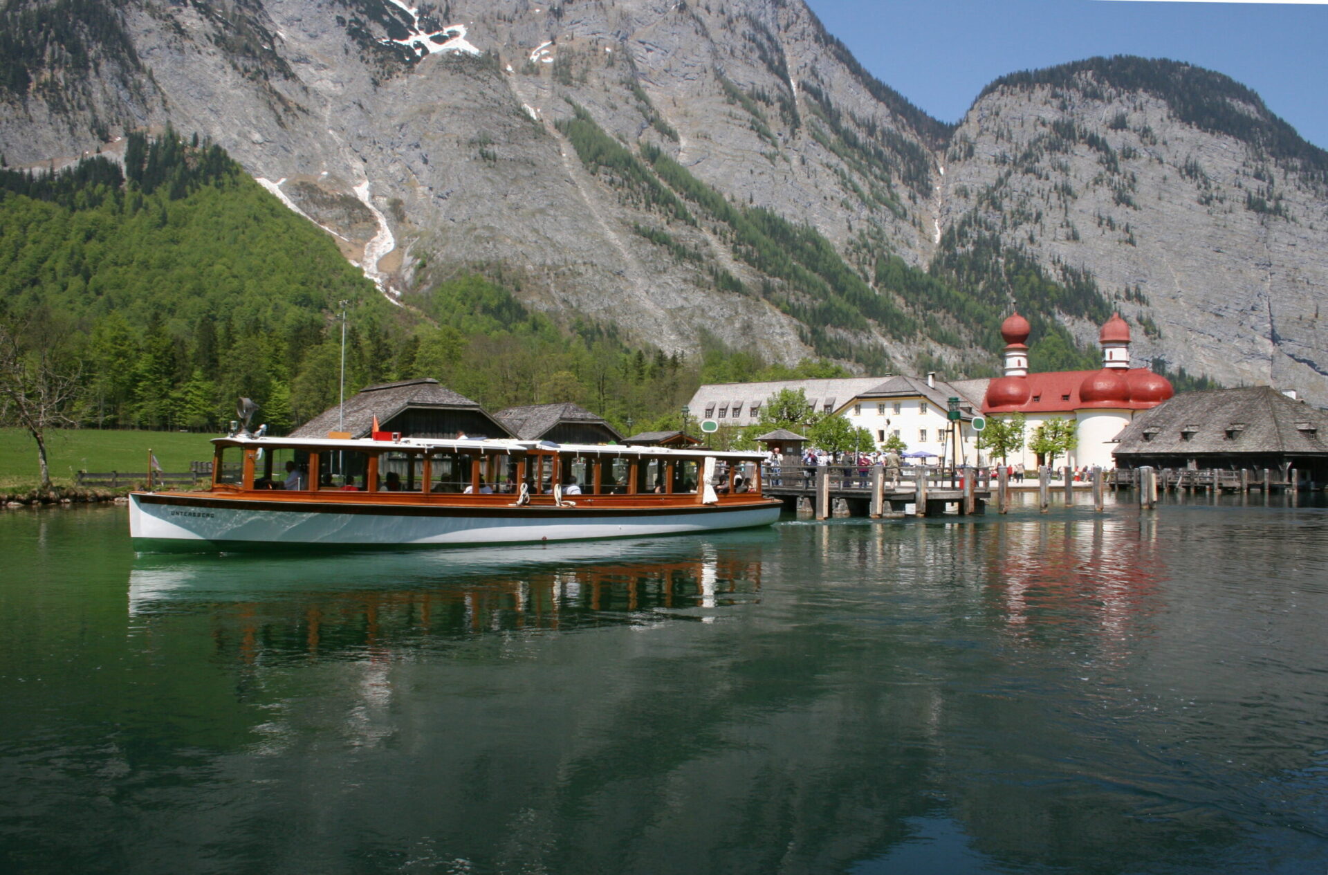 alpenhotel fischer berchtesgaden koenigssee st bartholomae mit schiff horst weinberg adobestock 1114733