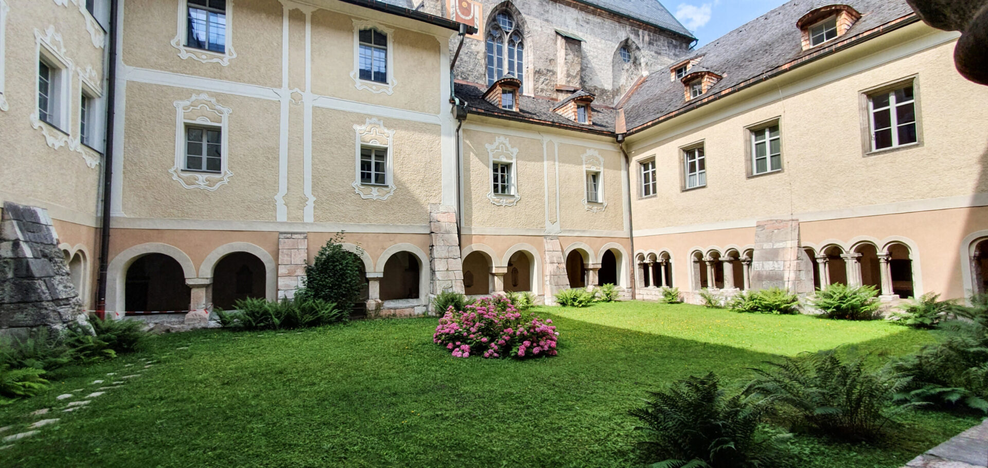 alpenhotel fischer berchtesgaden schloss berchtesgaden innenhof geert adobestock 335897458