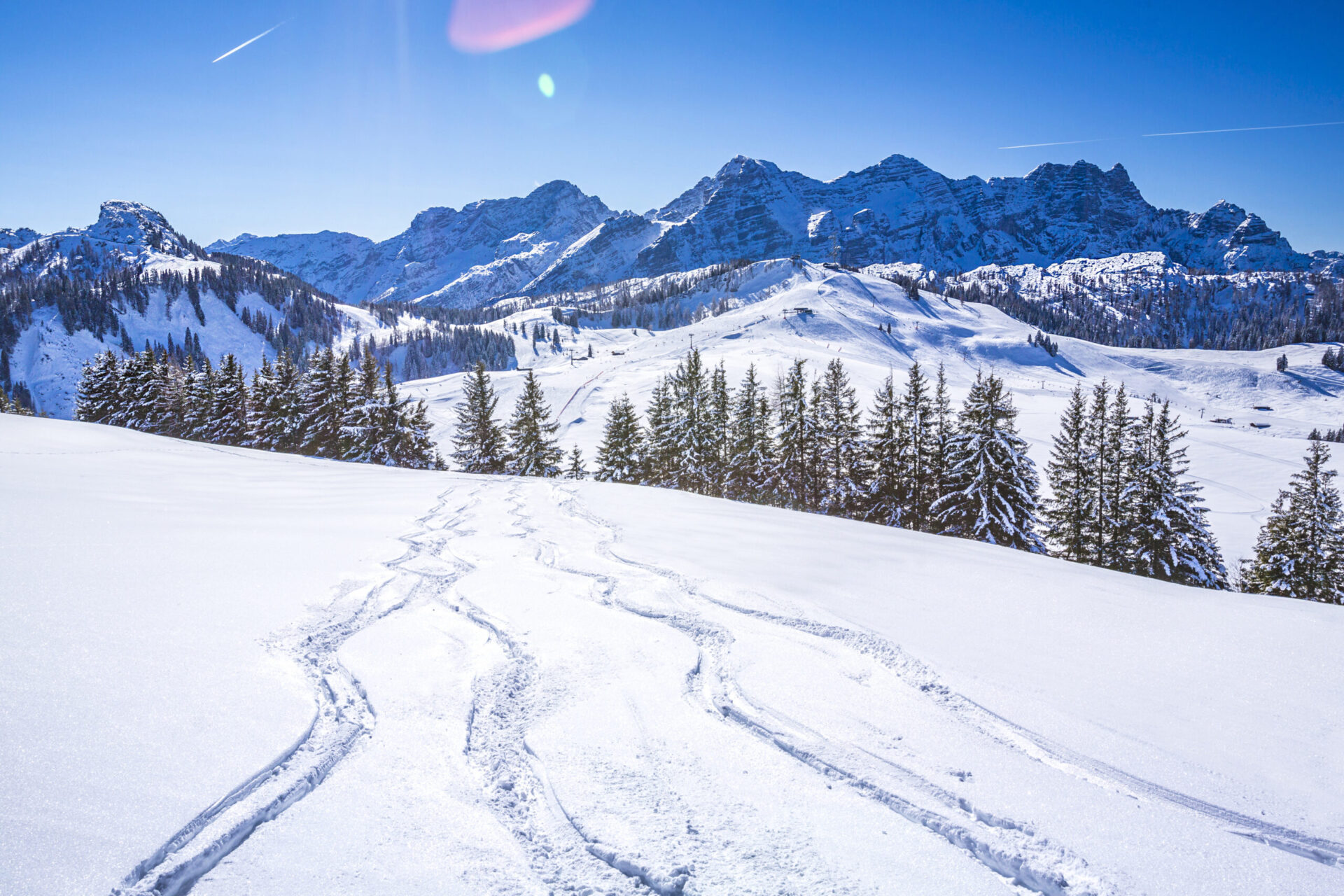 alpenhotel fischer berchtesgaden skispuren im schnee mmphoto adobestock 137862124