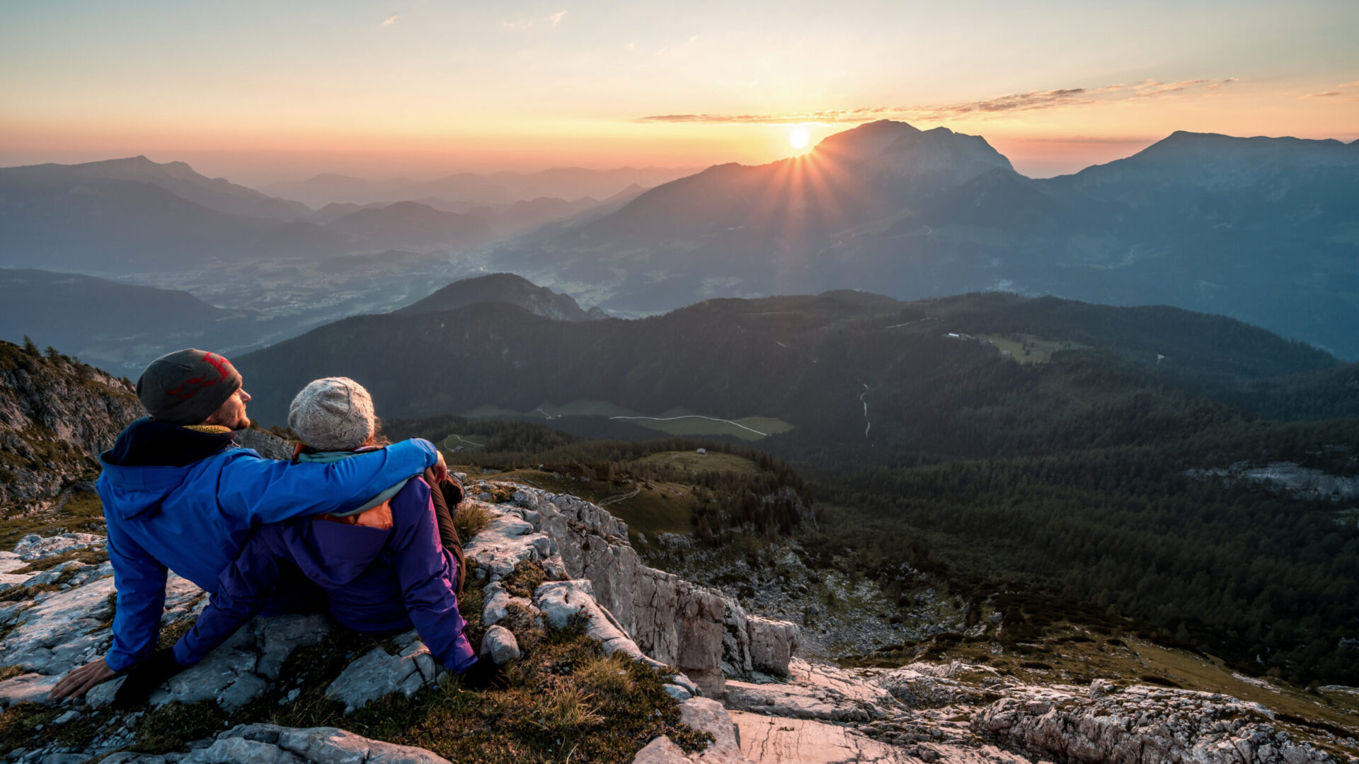 alpenhotel fischer berchtesgaden wandern paar im sonnenuntergang auf dem berg michael adobestock 403625512