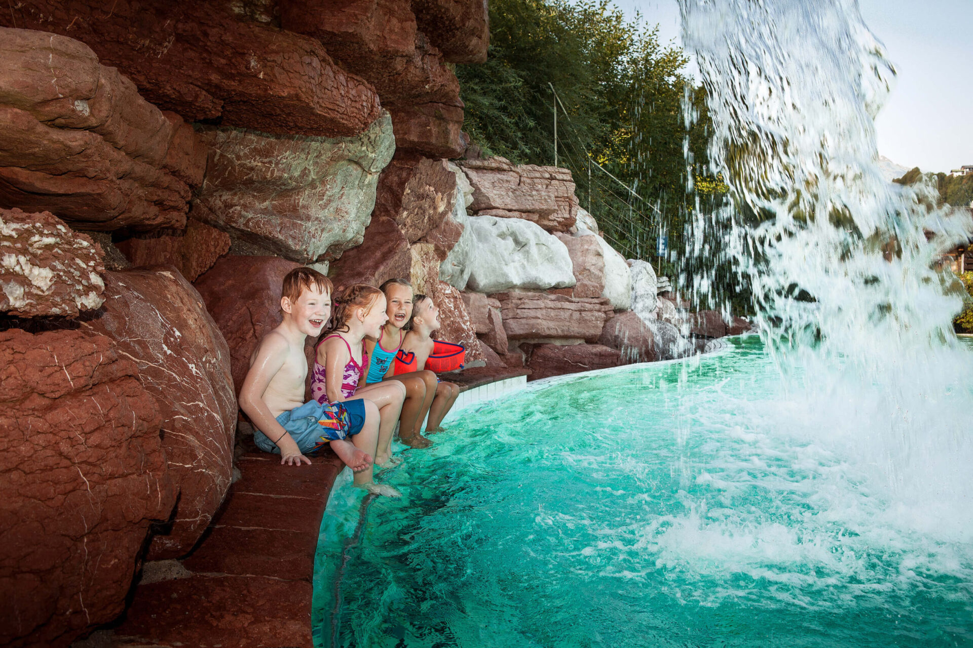 Alpenhotel Fischer, Ausflugsziele, , Watzmanntherme, kinder-unter-wasserfall-sole-aussenbecken