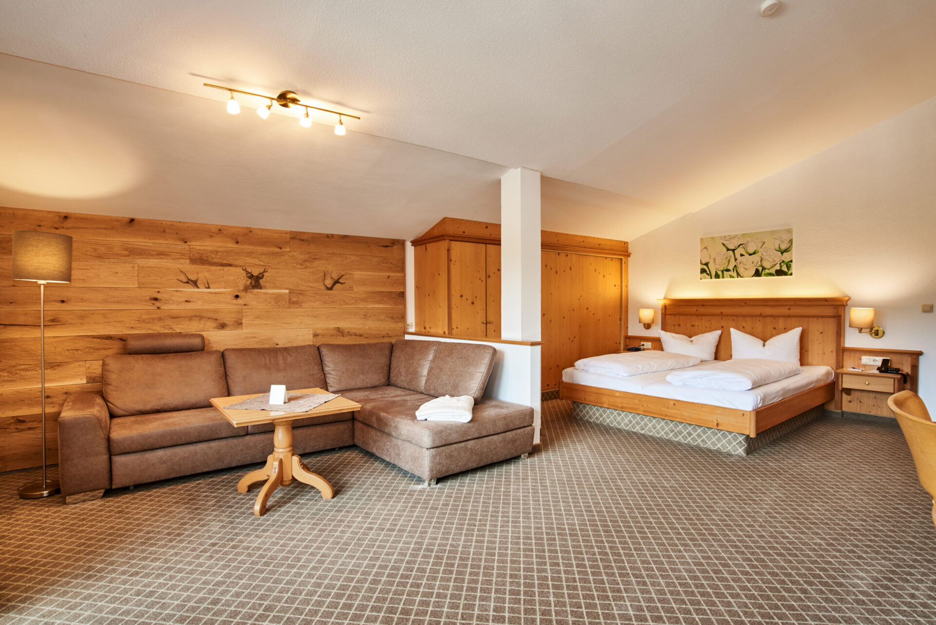 Alpenhotel Fischer, Doppelzimmer Watzmann, Wohnlandschaft und Schlafbereich