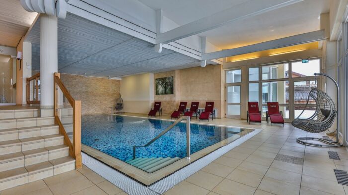 alpen hotel fischer in berchtesgaden indoorpool mit liegen