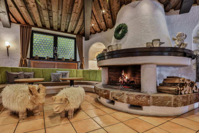 Alpen Hotel Fischer in Berchtesgaden Lobby Kamin Fotografie Stefan Wiebel743A4712