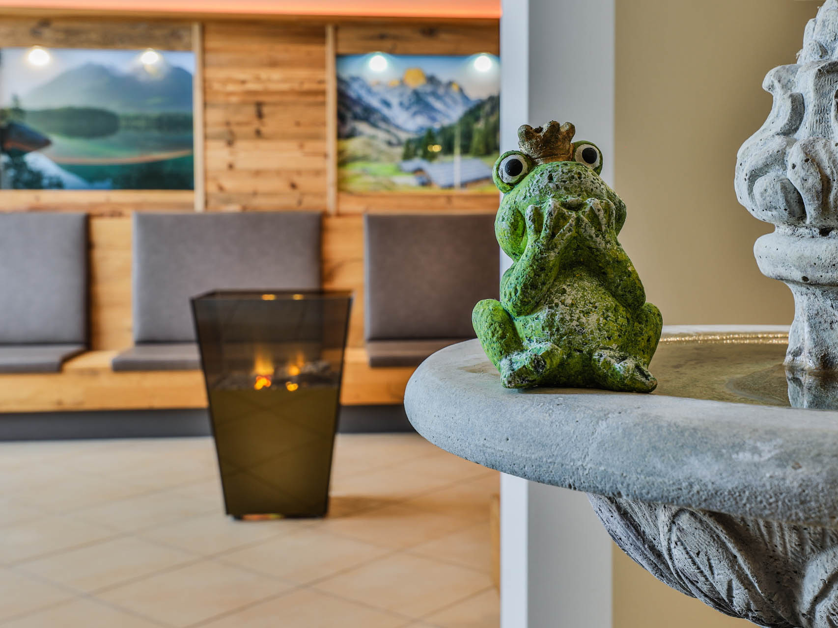 Alpen-Hotel-Fischer-in-Berchtesgaden-Watzmann-Spa-Frosch-auf-dem-Brunnen