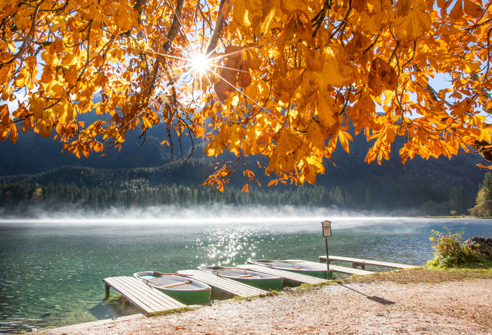 Alpen-Hotel-Fischer-in-Berchtesgaden-Blog-Hintersee-im-Herbst-mit-Booten