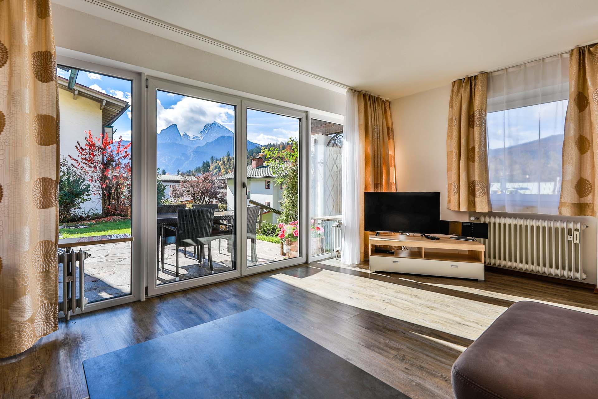 Alpenhotel Fischer Berchtesgaden, Wohnzimmer mit Terrasse_FewoWatzmannblick