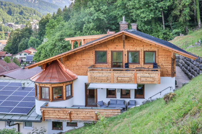 Gallery 33 Ferienhaus im Hotel Fischer Außenansicht mit Bergblick und Balkon