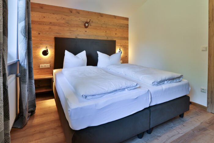 Gallery 37 Schlafzimmer mit Doppelbette im Alpenländischen Stile
