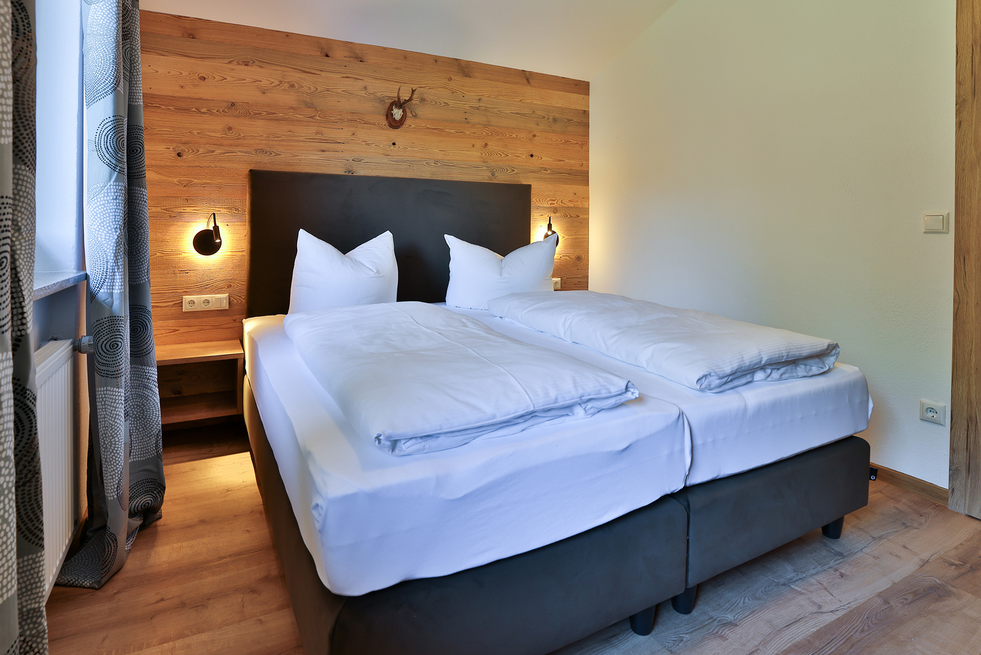Schlafzimmer mit Doppelbette im Alpenländischen Stile