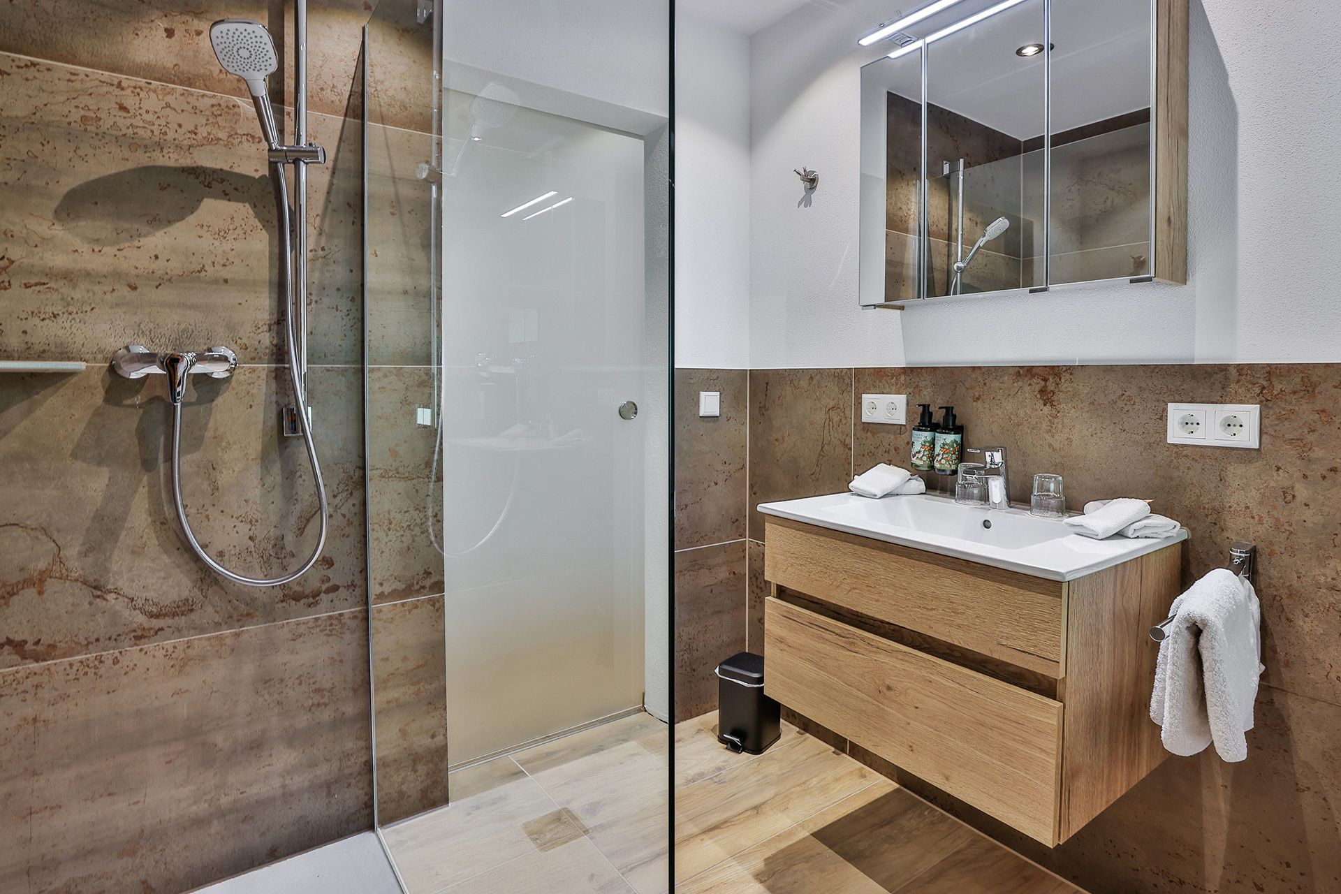 Dusche mit Glaswänden im Alpenländischen Stil Ferienwohnung Enzian Berchtesgaden
