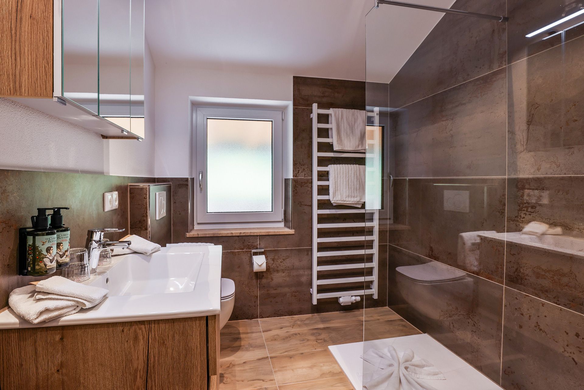 Alpiner Stile auch im Bad mit Dusche, Waschbecken, Handtuchhalter beheizbar in der Ferienwohnung Enzian