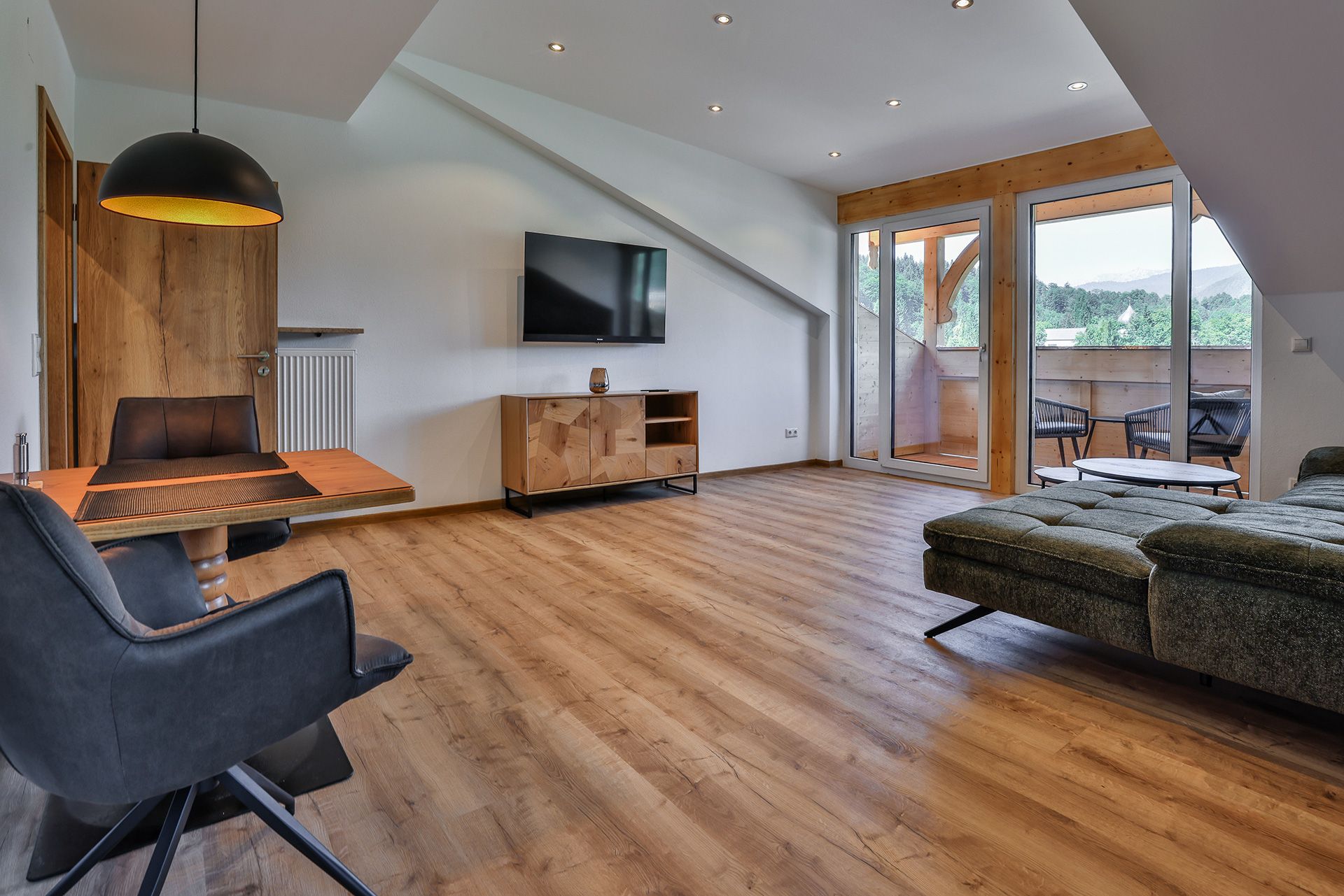 Wohnzimmer mit Blick in die Berchtesgadener Alpen - Ferienwohnung Enzina