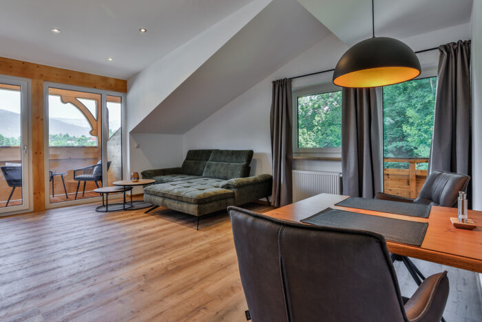 Gallery 36 Wohnbereich Ferienwohnung Enzian mit Couch 2 Balkon und Alpenblick