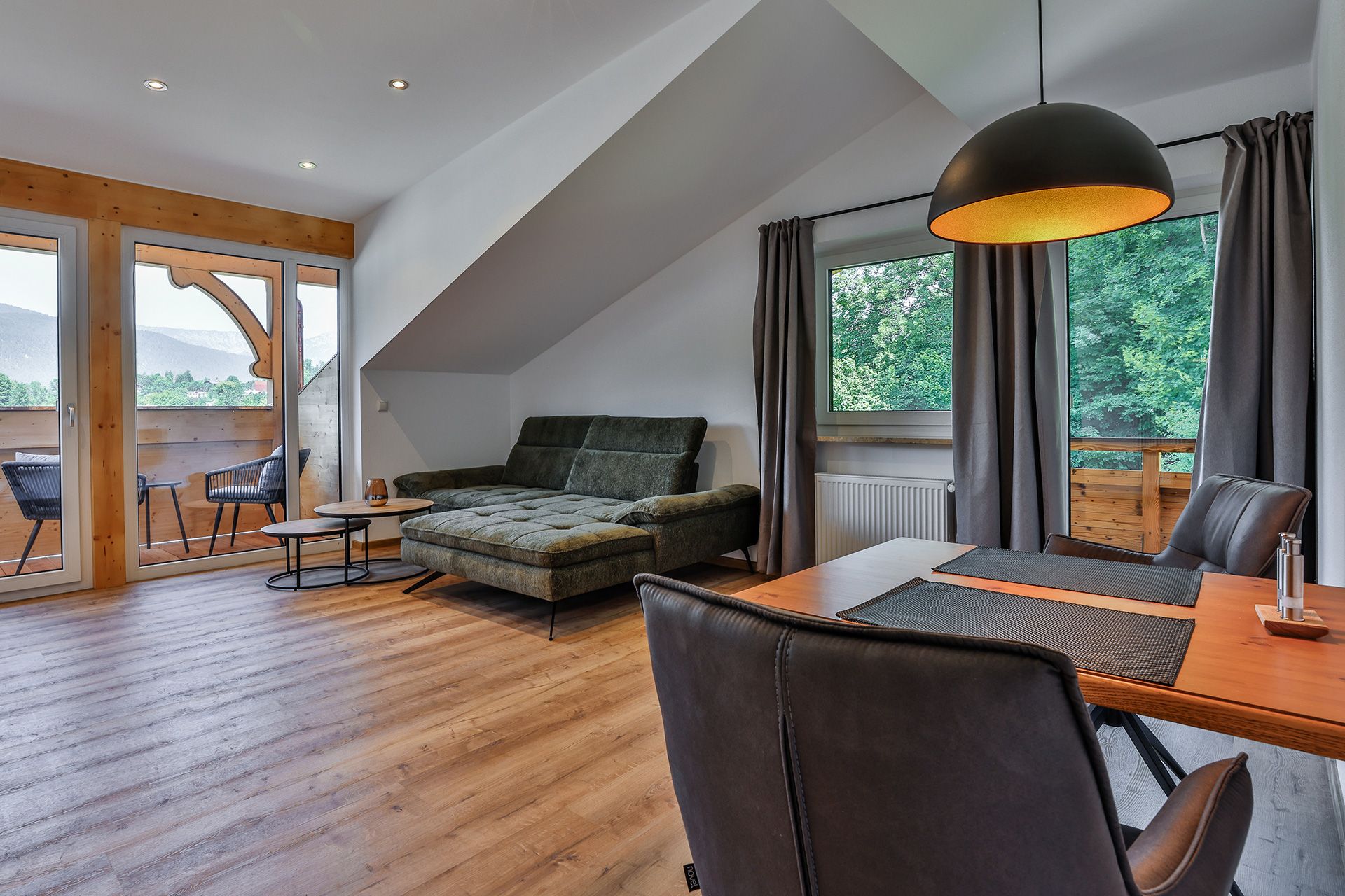 Wohnbereich Ferienwohnung Enzian mit Couch 2 Balkon und Alpenblick