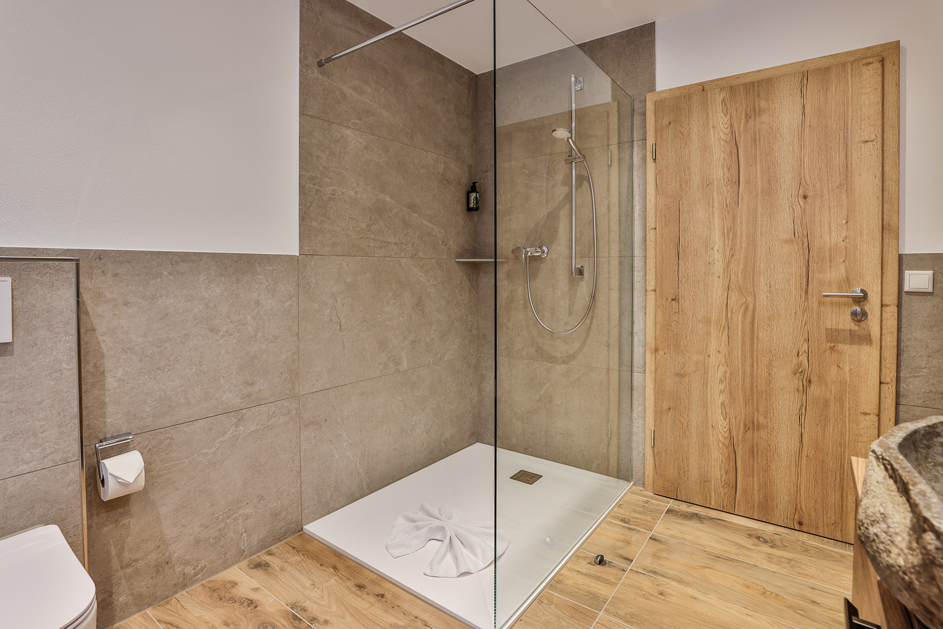 modernes Badezimmer mit großzügigen Duschbereich