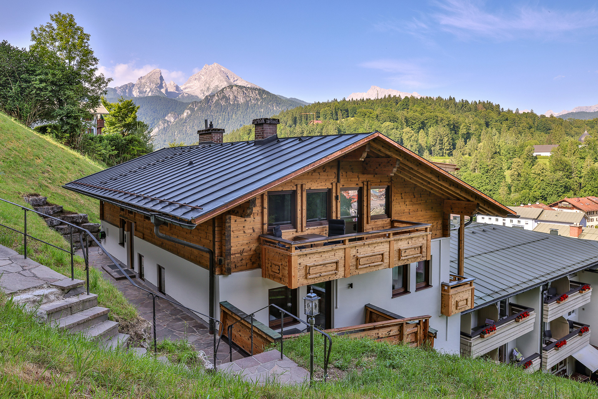 Ferienhaus Außenansicht mit Blick in die bayerische Bergwelt