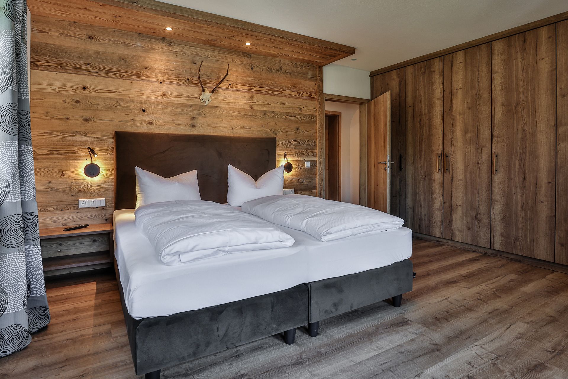 Schlafzimmer bayrischen Stil mit Holzvertäfelung