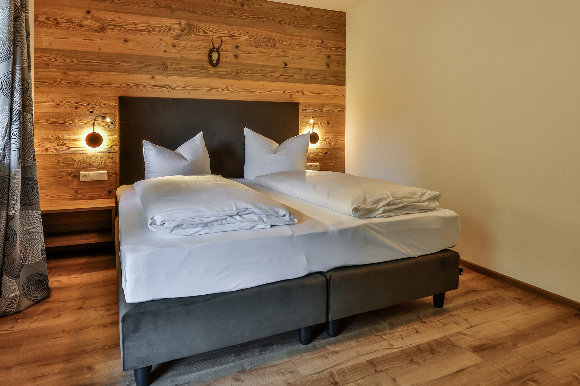 Schlafzimmer mit Doppelbett und Holzpanele