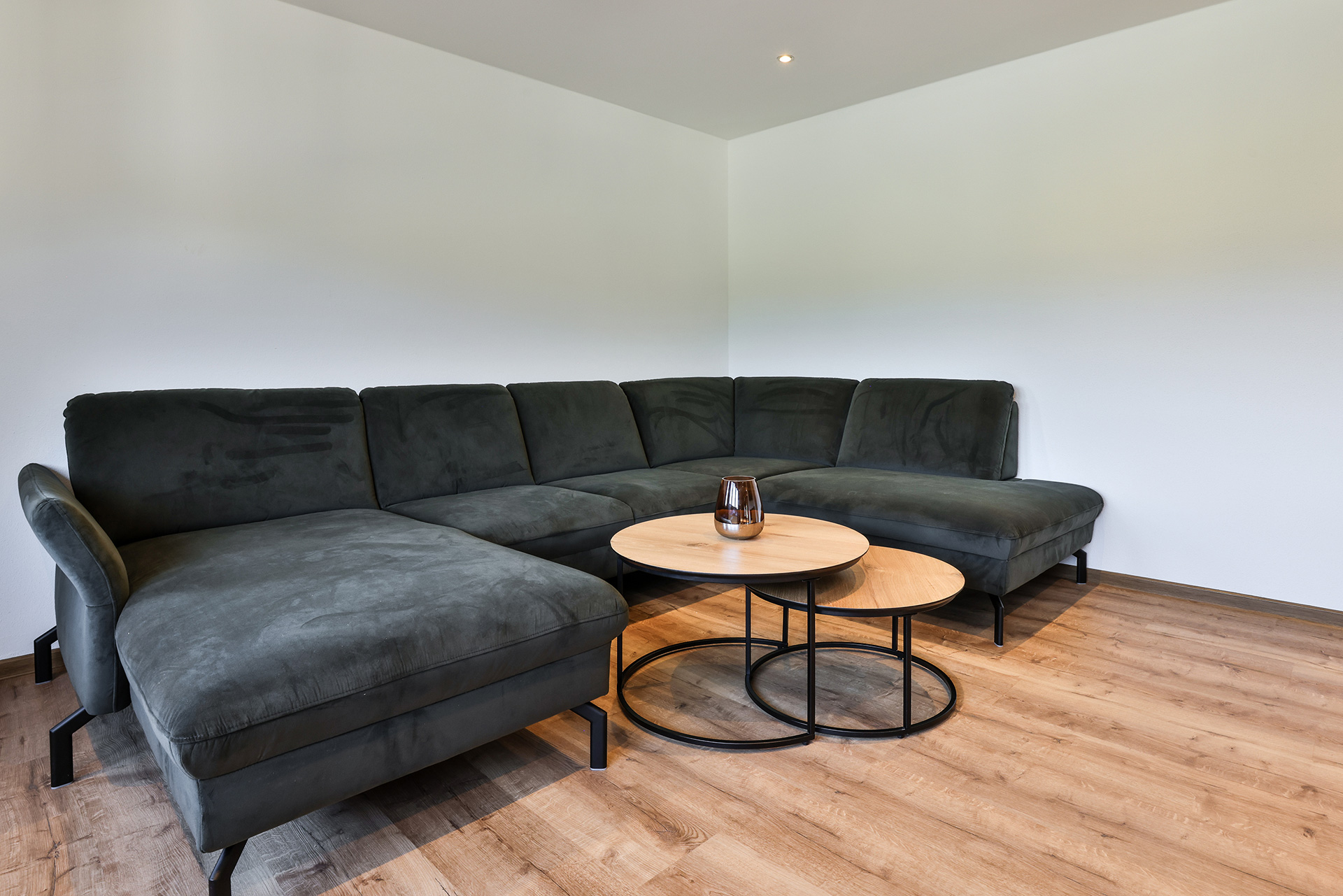 Couch mit Tisch für gemütliche Urlaubstage