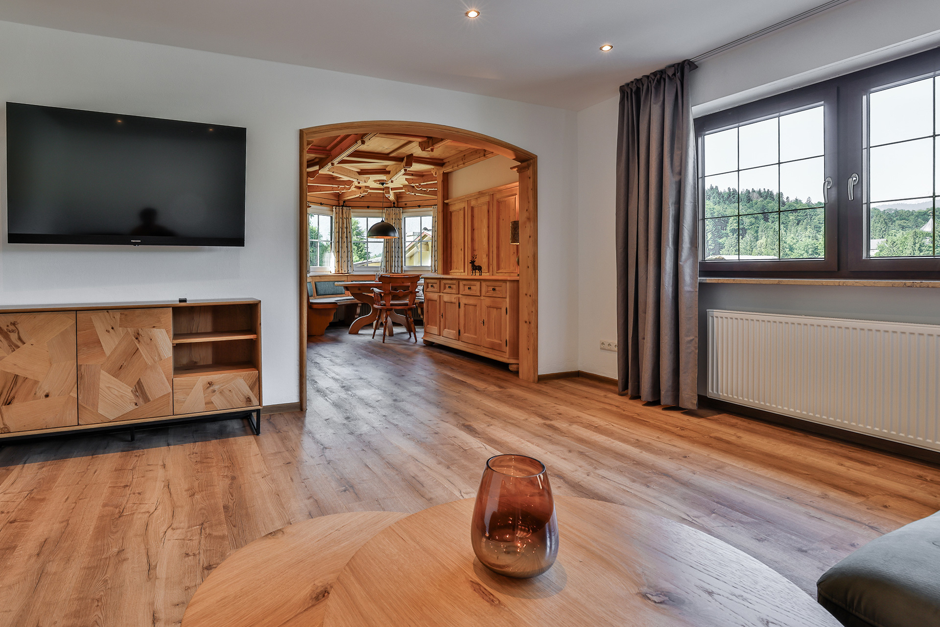 Wohnzimmer in alpenländischen Stile, TV und Blick in den Essbereich