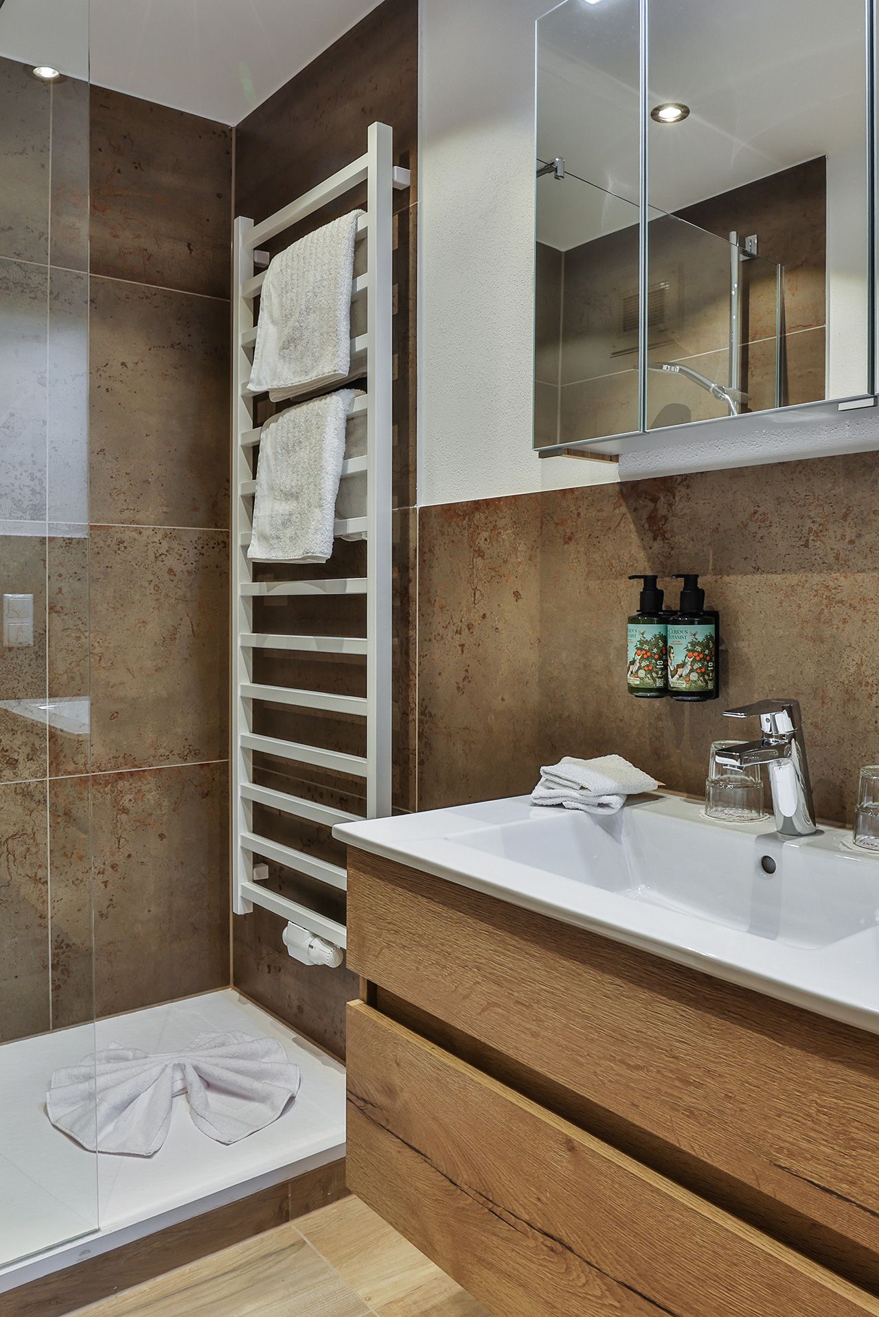 Bad in der Ferienwohnung Jenner mit Waschtisch, Handtuchhalter und Dusche