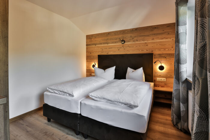 Gallery 34 Schlafzimmer mit Doppelbett im alpinen Stile