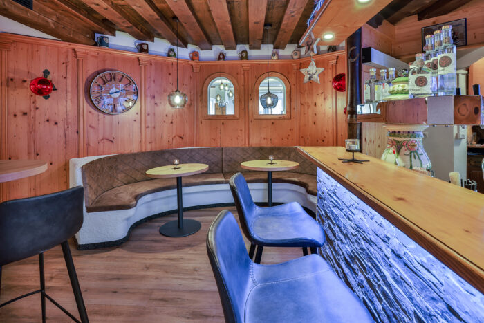 Culinary Art 14 Hotelbar gemütlich mit Holz und alpinen Stile